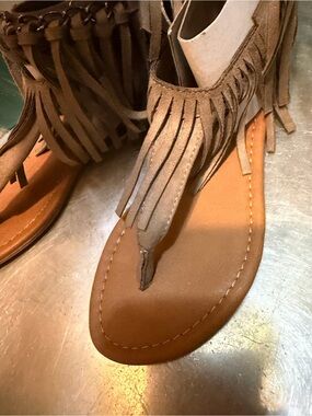 Women’s Fringe Thong Sandals in Brown Suede